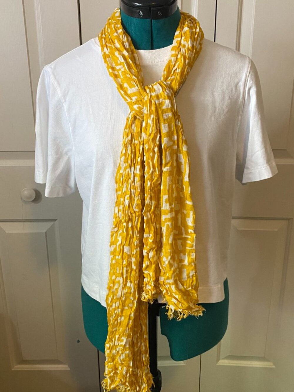 Crinkle scarf in Yellow